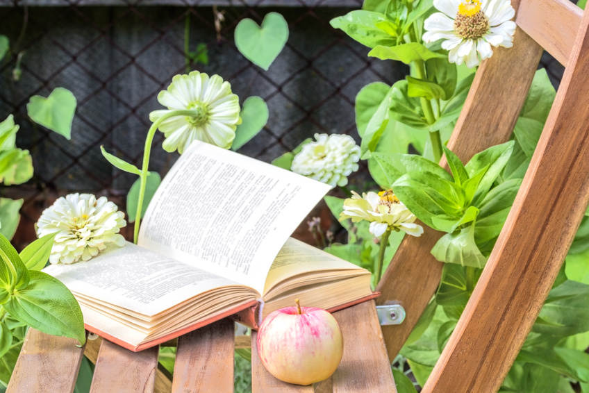Un coin lecture au jardin : aménagez votre lieu de détente 