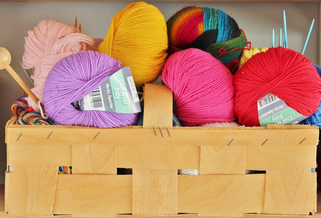 DIY tricot : 3 idées d’accessoires déco avec le tricotin
